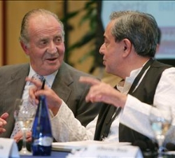 Don Juan Carlos, en la mesa presidencial, conversa con el co-presidente Ashok Khosla