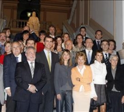 Foto de Sus Altezas Reales los Príncipes de Asturias junto con los premiados a las ayudas a la investigación oncológica de la Asociación Española cont