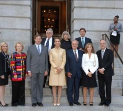 Su Alteza Real la Infanta Doña Elena en la inauguración de la Exposición a las puertas de la National Portrait Gallery