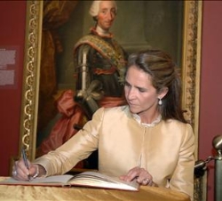 Doña Elena firma en el Libro de Honor