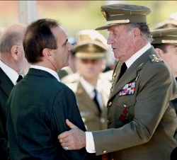 Su Majestad el Rey saluda al ministro de Defensa, José Antonio Alonso, durante el funeral