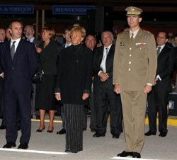 El Príncipe de Asturias acompañado por la Vicepresidenta Primera del Gobierno, María Teresa Fernández de la Vega, y el ministro de Defensa, José Anton