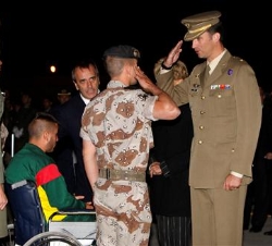 Don Felipe saluda al sargento Carlos Soto García y al soldado Oscar Bertomeo, heridos en Afganistán