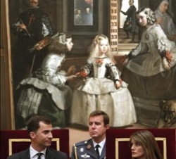 Sus Altezas Reales los Príncipes de Asturias, ante el cuadro de "Las Meninas" de Velázquez, durante el homenaje póstumo a Rodrigo Uría