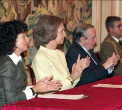 Doña Sofía, en la mesa presidencial, acompañada por la ministra de Educación y Ciencia y el presidente de la FAD