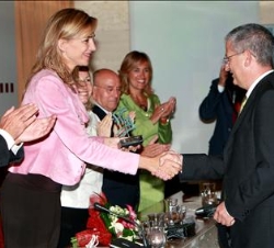 Doña Cristina entrega el galardón a las Experiencias Innovadoras al alcalde de Alcaracejos (Córdoba), Luciano Cabrera Gil