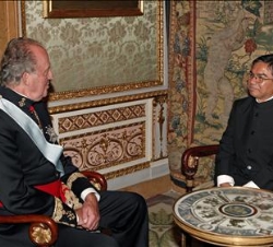 Su Majestad el Rey conversa con el Embajador de la República Popular de Bangladesh, Saiful Amin Khan