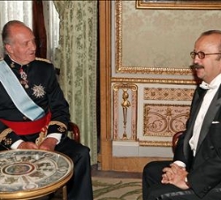 Su Majestad el Rey conversa con el Embajador de la Confederación Helvética, Jean Philippe Tissieres