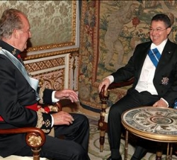 Don Juan Carlos conversa con el Embajador de la República del Paraguay, Oscar Cabello Sarubbi