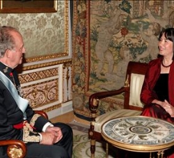 Don Juan Carlos conversa con la Embajadora de la República de Serbia, Jela Bacovic