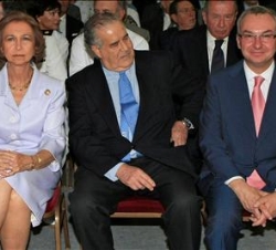 Su Majestad la Reina Doña Sofía junto con el director de la Clínica Ruber, Javier Bergaz y el jefe del Servicio de Oncología Médica del Hospital Unive