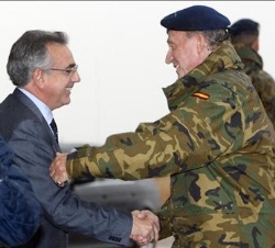 Su Majestad el Rey recibe el saludo del presidente del Gobierno de Navarra, Miguel Sanz