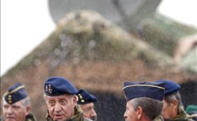 Don Juan Carlos conversa con los mandos militares durante el ejercicio