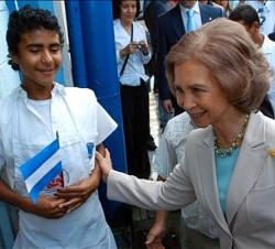 Su Majestad la Reina saluda a un joven salvadoreño, a su llegada al Centro de Educación Profesional en el polígono Don Bosco
