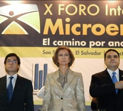 Doña Sofía junto al presidente del Banco Interamericano de Desarrollo (BID), Luis Alberto Moreno y el presidente de El Salvador, Antonio Saca, durante