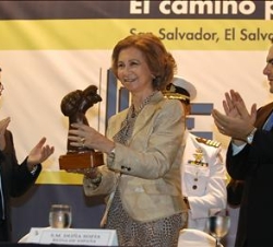 La Reina recibe el IX Premio Interamericano al Desarrollo de la Microempresa