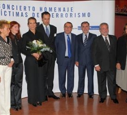 Los Duques de Lugo con la presidenta ejecutiva de la Fundación Víctimas del Terrorismo, el presidente de la Fundación para la Libertad, la vicepreside