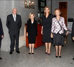 Su Majestad la Reina y Su Alteza Real la Infanta Doña Cristina posan junto al gerente del Teatro Real, Miguel Muñiz, el presidente del Orfeón Donostia