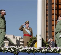 Don Juan Carlos frente a la bandera, rinde homenaje a los que dieron su vida por España