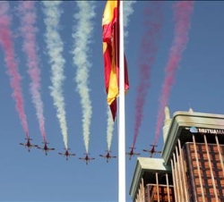 La Patrulla Águila surca el cielo de Madrid dejando a su paso la estela de los colores de la bandera de España