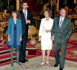 Sus Majestades los Reyes acompañados por Sus Altezas Reales los Príncipes de Asturias durante la recepción