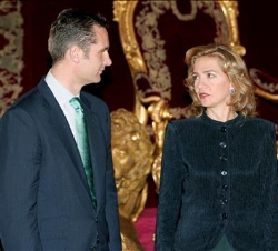 La Infanta Cristina conversa con su esposo, Don Iñaki Urdangarín durante la recepción que los Reyes han ofrecido en el Palacio Real