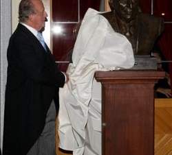 Don Juan Carlos descubre el busto del profesor Enrique Fuentes Quintana