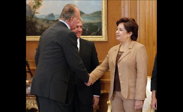 Su Majestad el Rey saluda a Patricia Espinosa, secretaria de estado de relaciones Exteriores de México;