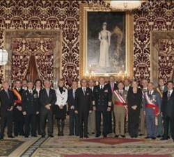 Su Majestad el Rey con los miembros de la Comisión de la Asociación de Diplomados en Altos Estudios de la Defensa Nacional