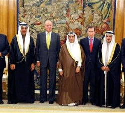 Don Juan Carlos con los miembros de una delegación de la Asamblea de Amistad Parlamentaria del Estado de Kuwait