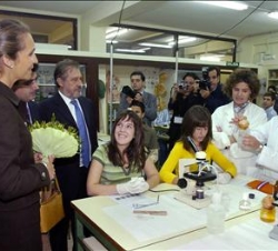 La Infanta Doña Elena acompañada por el delegado del Gobierno en Murcia, Ángel González, escucha las explicaciones de una profesora en uno de los labo