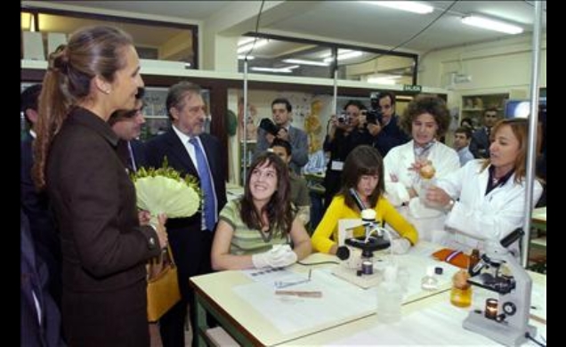 La Infanta Doña Elena acompañada por el delegado del Gobierno en Murcia, Ángel González, escucha las explicaciones de una profesora en uno de los labo