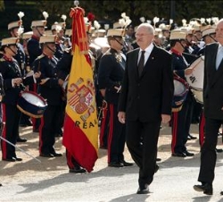 Don Juan Carlos y el Presidente de la República Eslovaca, Ivan Gasparovic pasan revista durante el recibimiento oficial