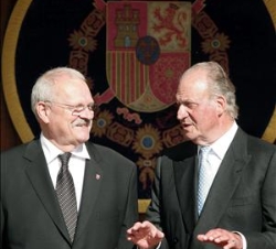 Su Majestad el Rey conversa con el presidente de la República Eslovaca, Ivan Gasparovic