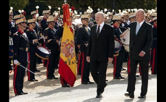 Don Juan Carlos y el Presidente de la República Eslovaca, Ivan Gasparovic pasan revista durante el recibimiento oficial