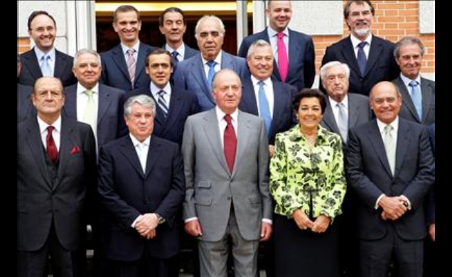 Don Juan Carlos con los componentes de la junta directiva de la Confederación Empresarial de Madrid