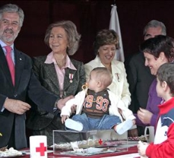 Doña Sofía con el presidente del Congreso, Manuel Marín, en la mesa de cuestación del Día de la Banderita de Cruz Roja