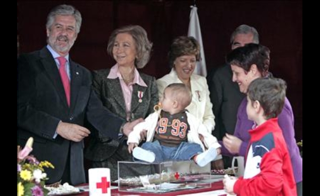 Doña Sofía con el presidente del Congreso, Manuel Marín, en la mesa de cuestación del Día de la Banderita de Cruz Roja