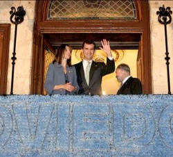 Los Príncipes a su llegada al Ayuntamiento de Oviedo