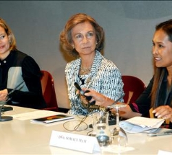 Doña Sofía junto a la premio Príncipe de Asturias de Cooperación Internacional Somaly Mam en un momento del Foro de Cooperación