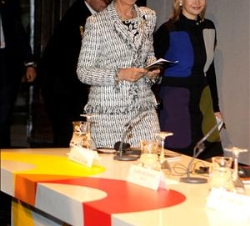 Su Majestad la Reina junto a la secretaria de Estado de Cooperación Internacional a su llegada al Foro de Cooperación