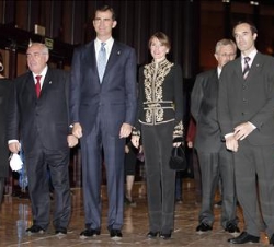 Sus Altezas Reales los Príncipes junto al presidente del Principado, Vicente Álvarez Areces, a su llegada al acto de clausura de la XVI Semana de Músi
