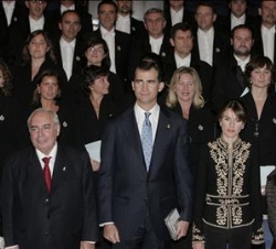 Don Felipe y Doña Letizia junto al presidente del Principado de Asturias, Vicente Álvarez Areces y varios músicos en foto de familia en el auditorio P