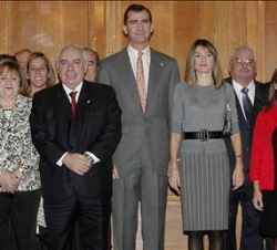 Los Príncipes junto a los galardonados con las Medallas de Asturias 2007