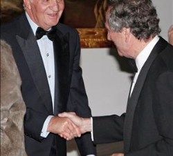Don Juan Carlos saluda a Rafael Moneo, diseñador de las obras de ampliación del Prado