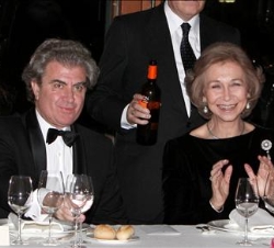Doña Sofía junto al ministro de Cultura antes de dar comienzo la cena