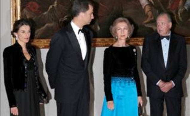 Sus Majestades los Reyes y Sus Altezas Reales los Príncipes de Asturias momentos antes de saludar a los invitados