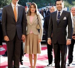 Los Príncipes de Asturias, acompañados por el Príncipe Muley Rachid, a su llegada al nuevo centro del Instituto Cervantes en Marrakech, Marruecos