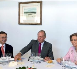 Don Juan Carlos y Doña Sofía, acompañados por el presidente ceutí, Juan Jesús Vivas, durante el almuerzo en el Parador Nacional
