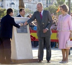 Don Juan Carlos recibe el saludo del presidente ceutí, Juan Jesús Vivas, en presencia de la Su Majestad la Reina, tras descubrir una placa conmemorati